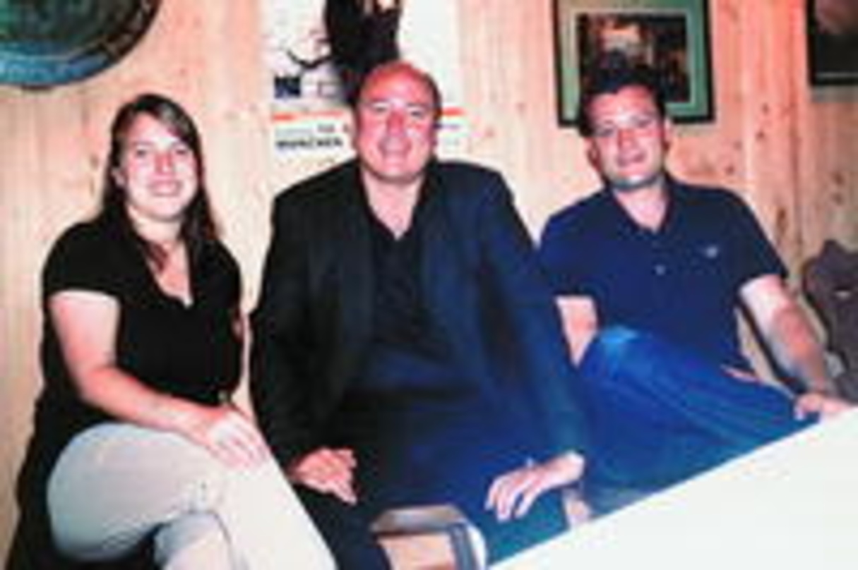 Gute Gastgeber: van Almsick (M.) mit Presseassistentin Anika Kurzke und Projektleiter Alexander von Spreti