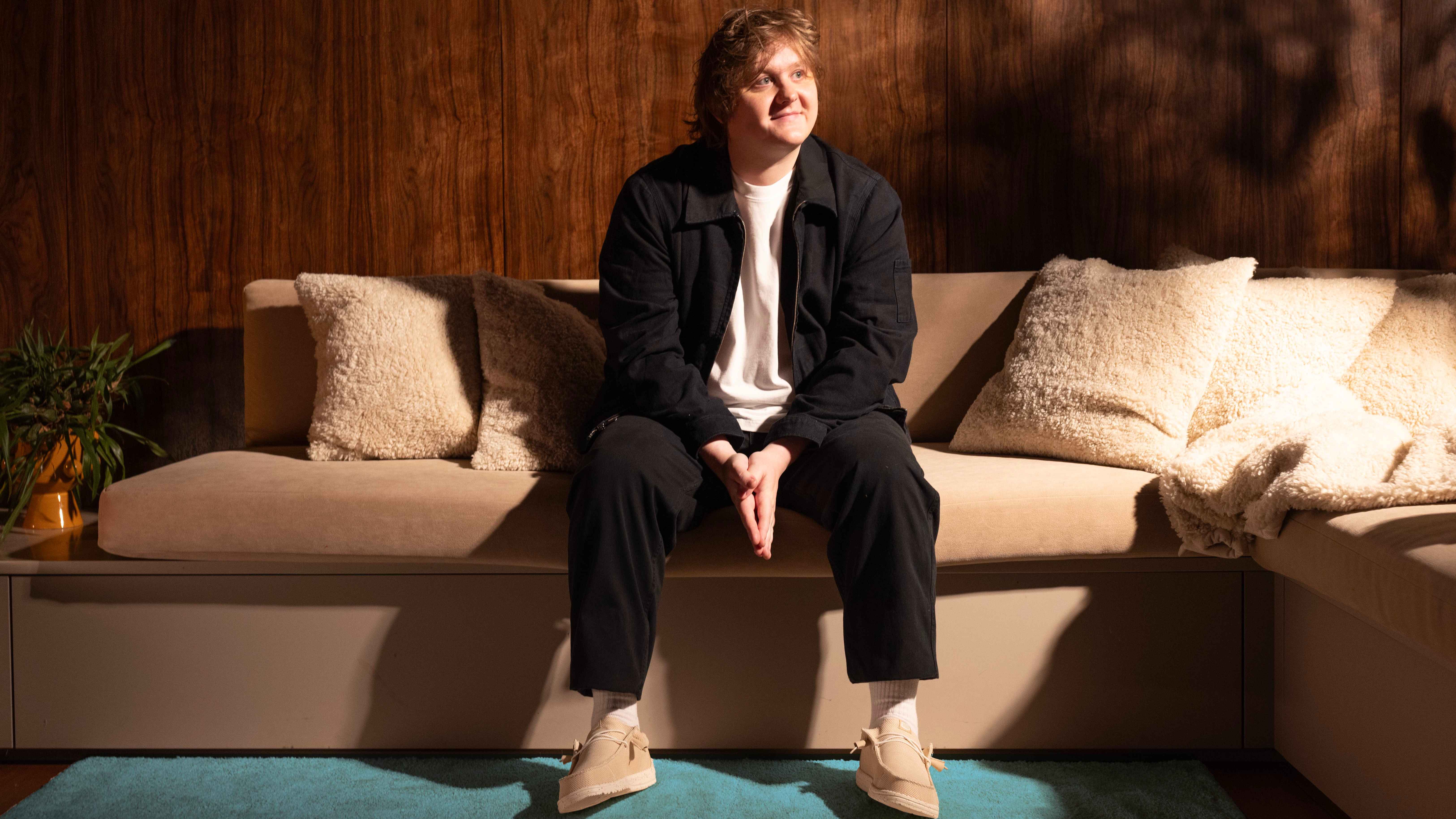 e4810db2 7066 4ff2 ae19 0e88243d308b Hat neue Schuhe: der schottische Künstler Lewis Capaldi, der seit diesem Jahr wieder verstärkt in der Öffentlichkeit steht.