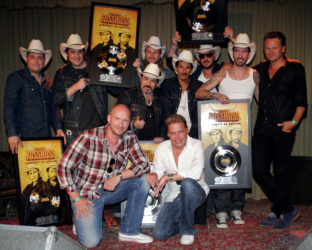 Bei der Verleihung (hinten, von links): Guss Brooks, Hoss Power, Hank Williamson, Sir Frank Doe, Ernesto Escobar de Tijuana, Russ T. Rocket, Boss Burns (alle The BossHoss) und Jochen Schus...