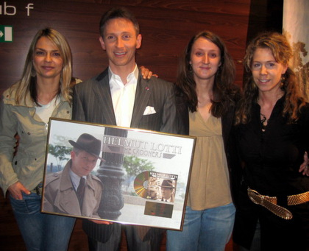 Feierten in Wien (v. l.): Helmut Lotti (2. v. l.) und das EMI-Team||Präsentieren den Gold-Award (v. l.): Dunja Stachl (Director Marketing & Promotion), Helmut Lotti, Sandra Braun (Product ...