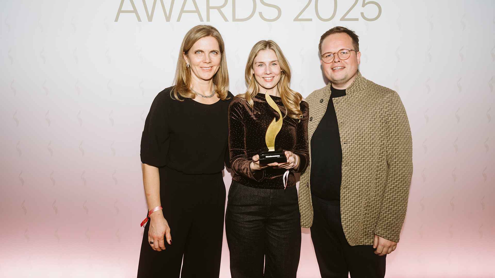 e4fa109b baf4 450f 9681 8d3d9c1df998 Freuten sich über den HR Excellence Award (von links): Katrin Neubert (Senior Vice President People & Culture), Stephanie Hein (Managerin People Development) und Maximilian Szesny (Coach).