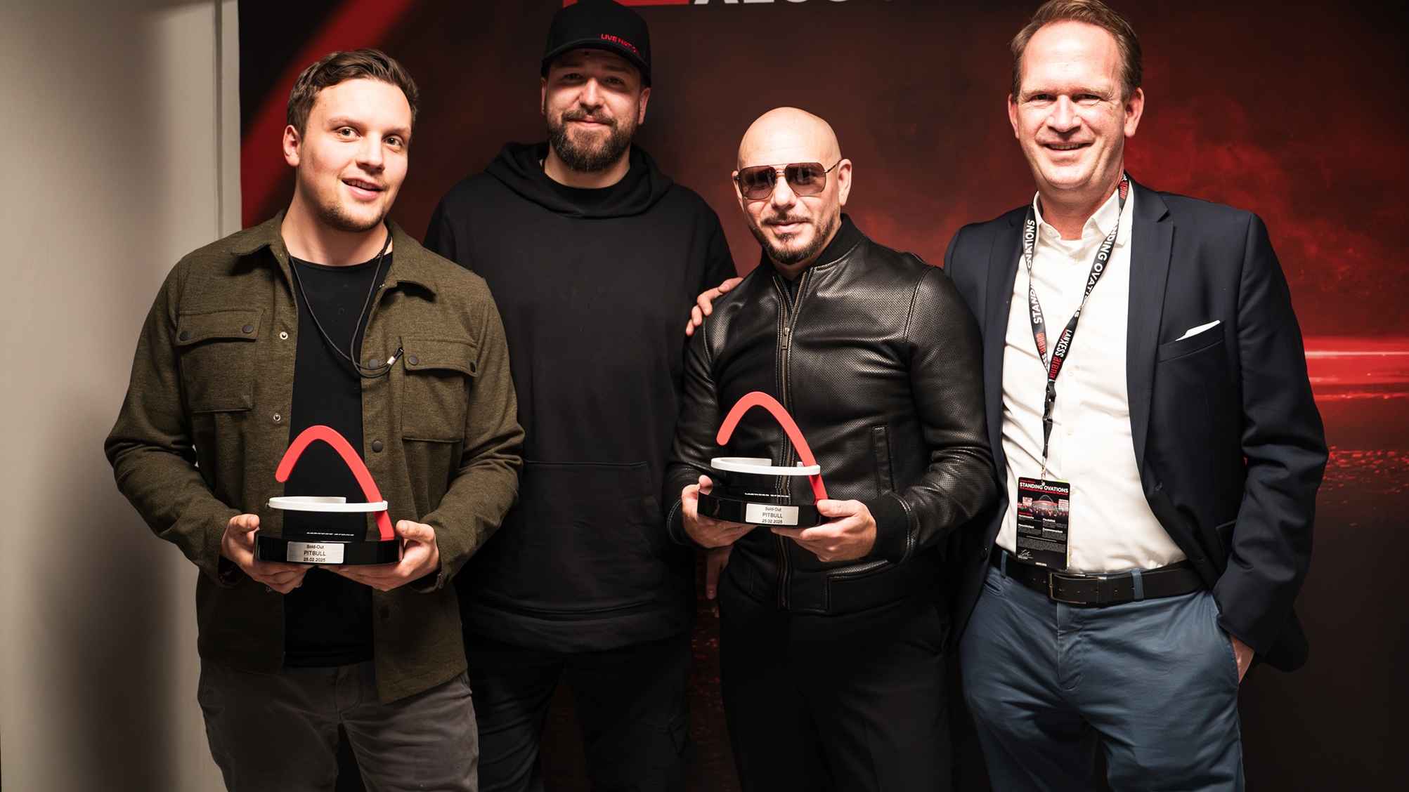 Freuten sich offensichtlich besonders über eine ausverkaufte Lanxess Arena (von links): Michi Meier (Production Manager Live Nation), Danny Peschke (Touring Operations Live Nation), Pitbul...