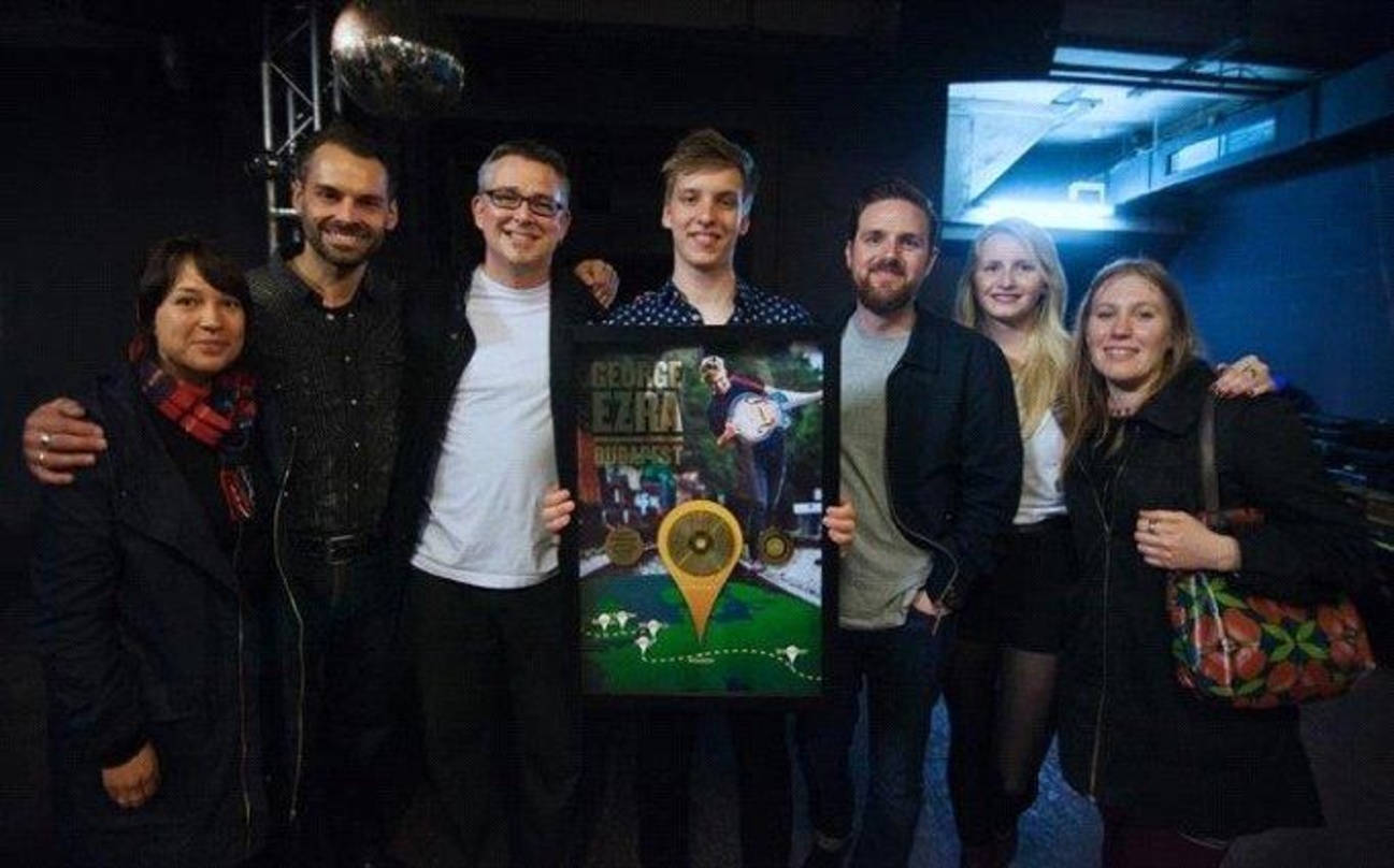 e5009c58de5d61c5cd6e1f51153d8a666fdc9243c50a76a76164f715d3f0b3a2 Feierten Gold: George Ezra (4. von links) mit seinem Manager und dem Sony-Music-Team