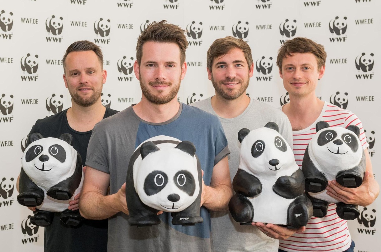 e51749a962c564511440a8b9ad1251bfdada7505f7e8f9ed222ea1bea0c3f870 Posieren mit dem WWF-Logo in Form eines Pandabärs: Revolverheld