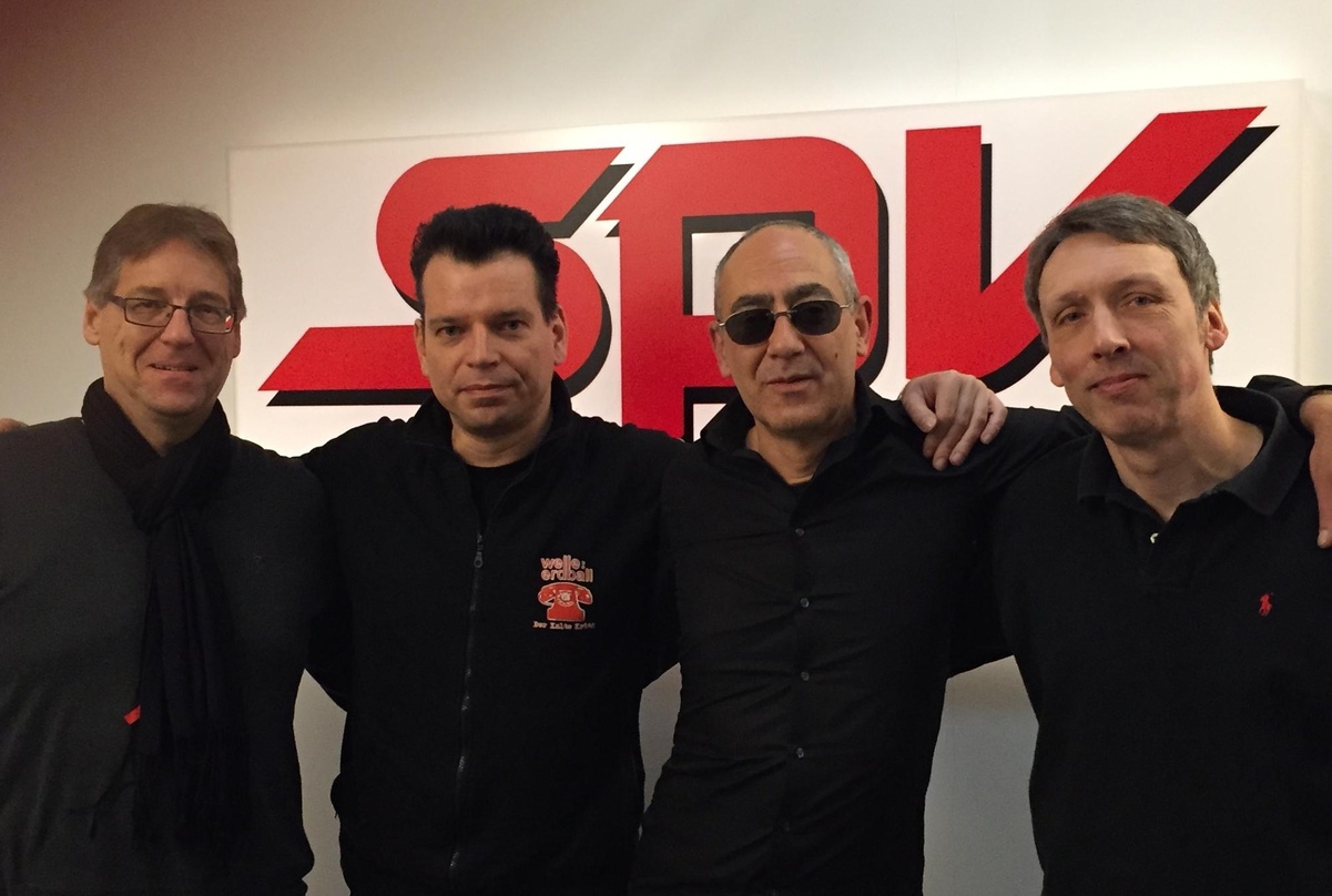Besiegelten den Vertrag: Olaf Sprick, Gero Herrde, Gabi Delgado und Frank Uhle
