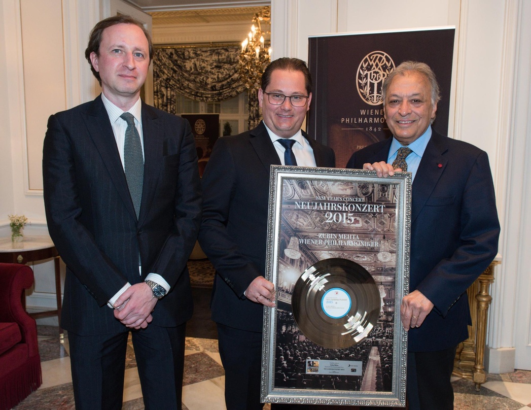 Mit Doppel-Platin für die Veröffentlichung des Live-Mitschnitts des Wiener Neujahrskonzerts aus dem Musikvereinssaal Wien mit den Wiener Philharmonikern (von links): Oliver Wazola (Sony Mu...