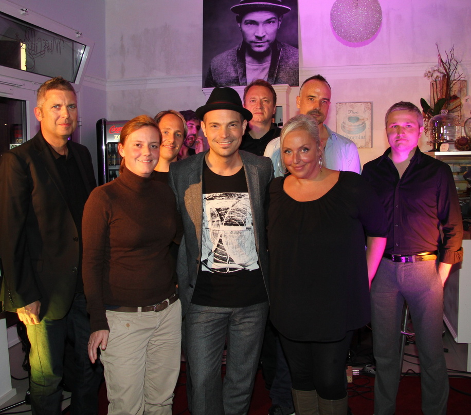 (Erste Reihe PR), Axel Lünebach (Marketing Manager Warner Music Entertainment) und Nils Jung (KuesterCom)