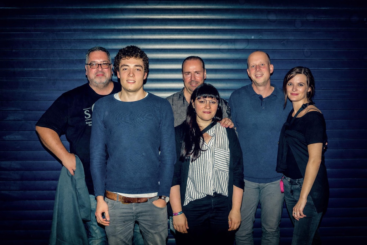 Bei der Vertragsunterzeichnung (von links): Ralf Schroeter (Management Till Seifert), Till Seifert, Matthias Winkler, Manfred Rolef (beide Geschäftsführer Meadow Lake Music), Bernadette Wu...