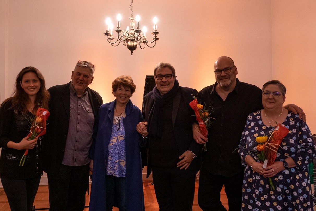 Luden zum Salonkonzert (von links): Sängerin Paula Be, Lutz Neugebauer (Geschäftsführer Nordoff-Robbins Zentrum Witten), Unternehmerin Angela Voith, Tenor und Musikproduzent Gregor Prächt,...