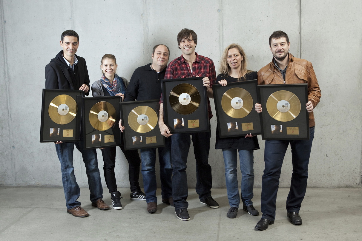 Feierten das Edelmetal (v.l.n.r.): Jeffrey Baumann (A&R Manager Sony Music Schweiz), Denise Vogel (Product Manager GSA Sony Music Schweiz), Eric Kramer (Gadget Management & Concert Agency)...