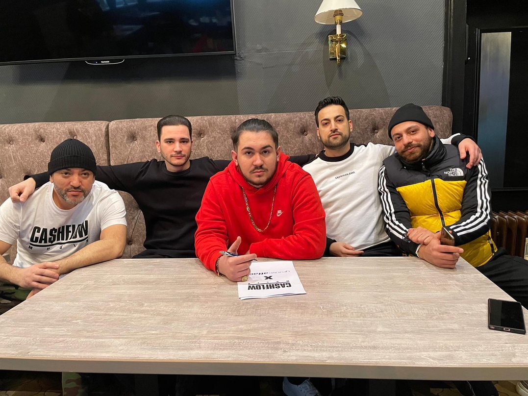Besiegelten den Vertrag mit Groove Attack (von links): Jamal Safi, Gabo, Dilo, Kamran Sadeghi und Sole Safi