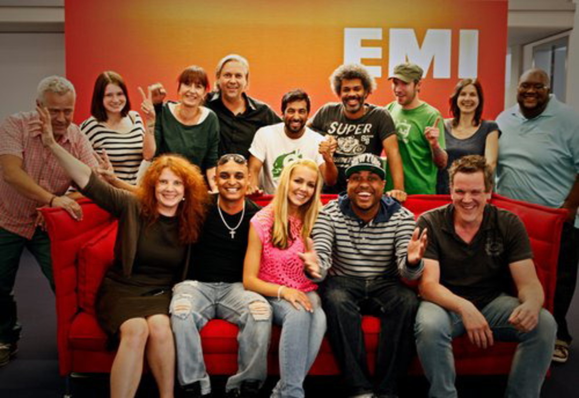 Neue Partner: EMI Music und Follow Your Instinct||Zur Vertragsunterzeichnung trafen sich (vorn, von links): Manuela Kohn (Senior Product Manager EMI), Addis, Lionezz, Viper (alle Follow Yo...