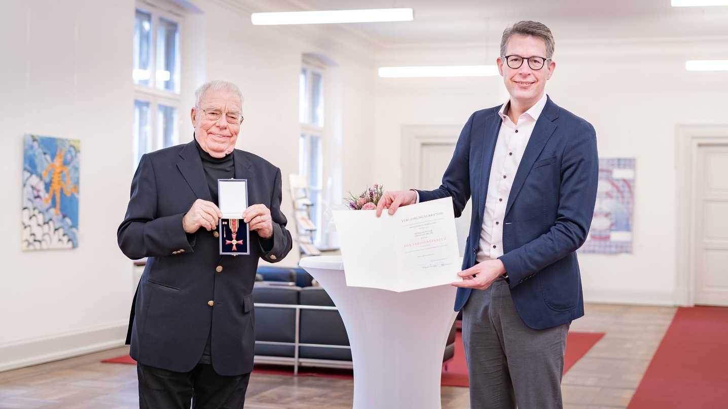 Bei der Verleihung: Christian Bruhn (links) und Bayerns Kunstminister Markus Blume