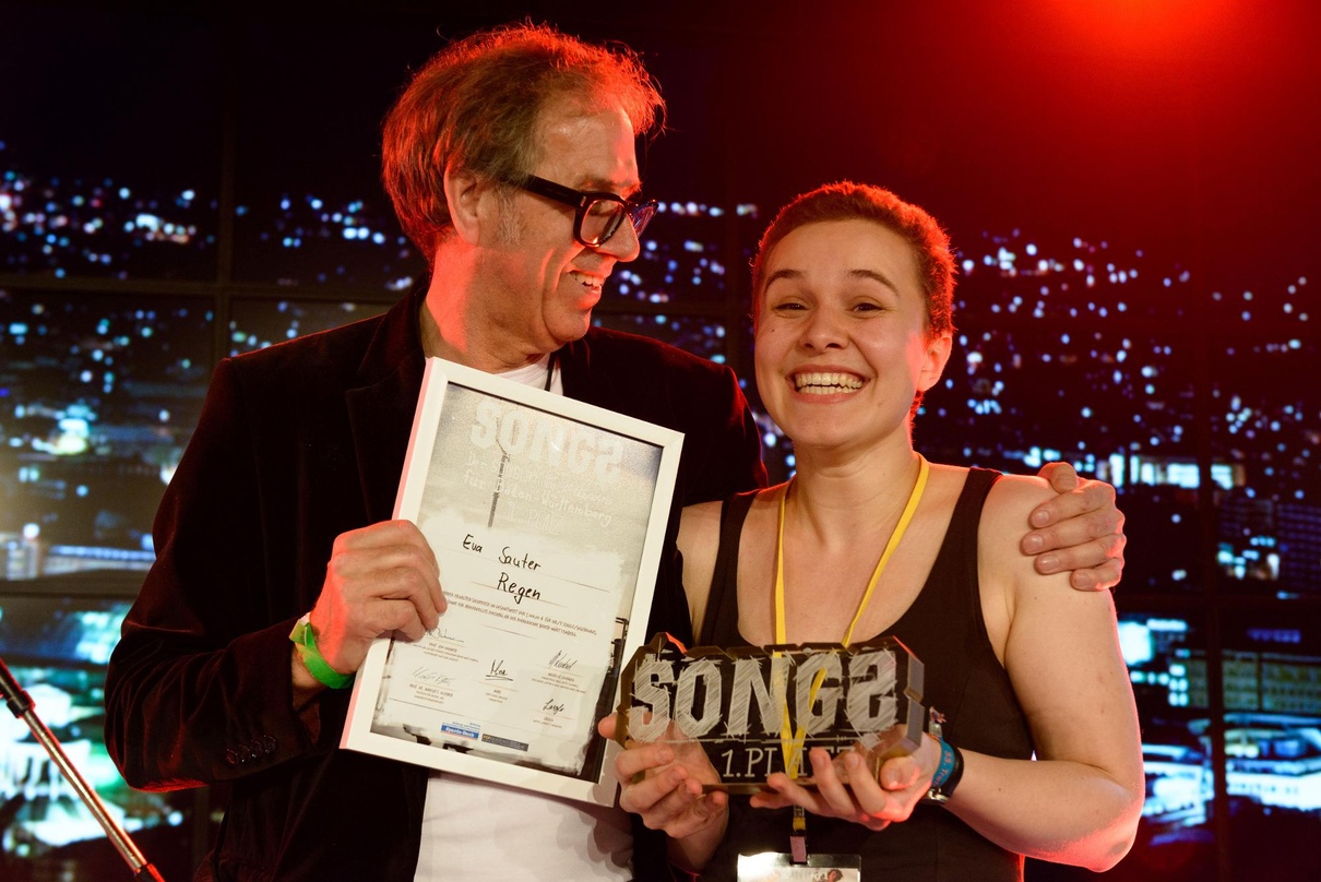 Gewann 2017 bei "Songs": Eva Sauter (rechts) mit Udo Dahmen (Künstlerischer Direktor und Geschäftsführer der Popakademie Baden-Württemberg)