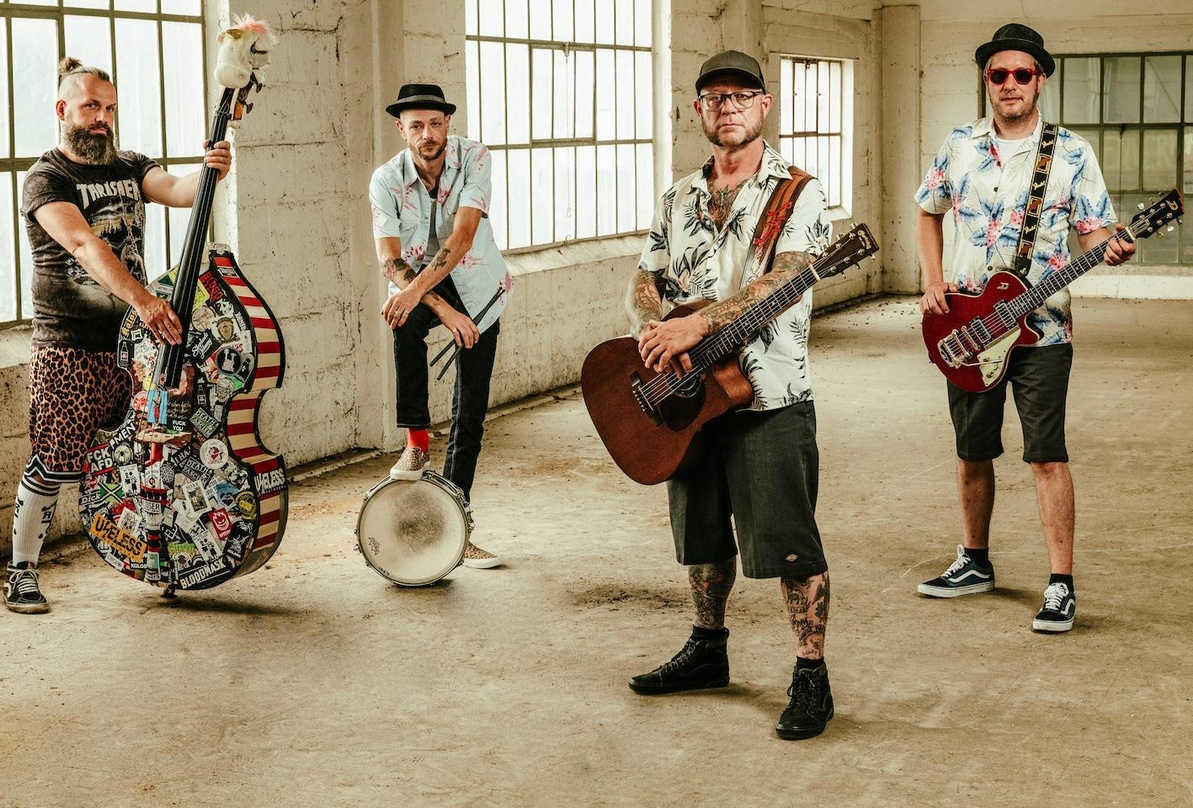 Bilden Rebel Tell (von links): Bassist Daniel, Schlagzeuger Aeilko, Sänger und Gitarrist Frank und Gitarrist Billy