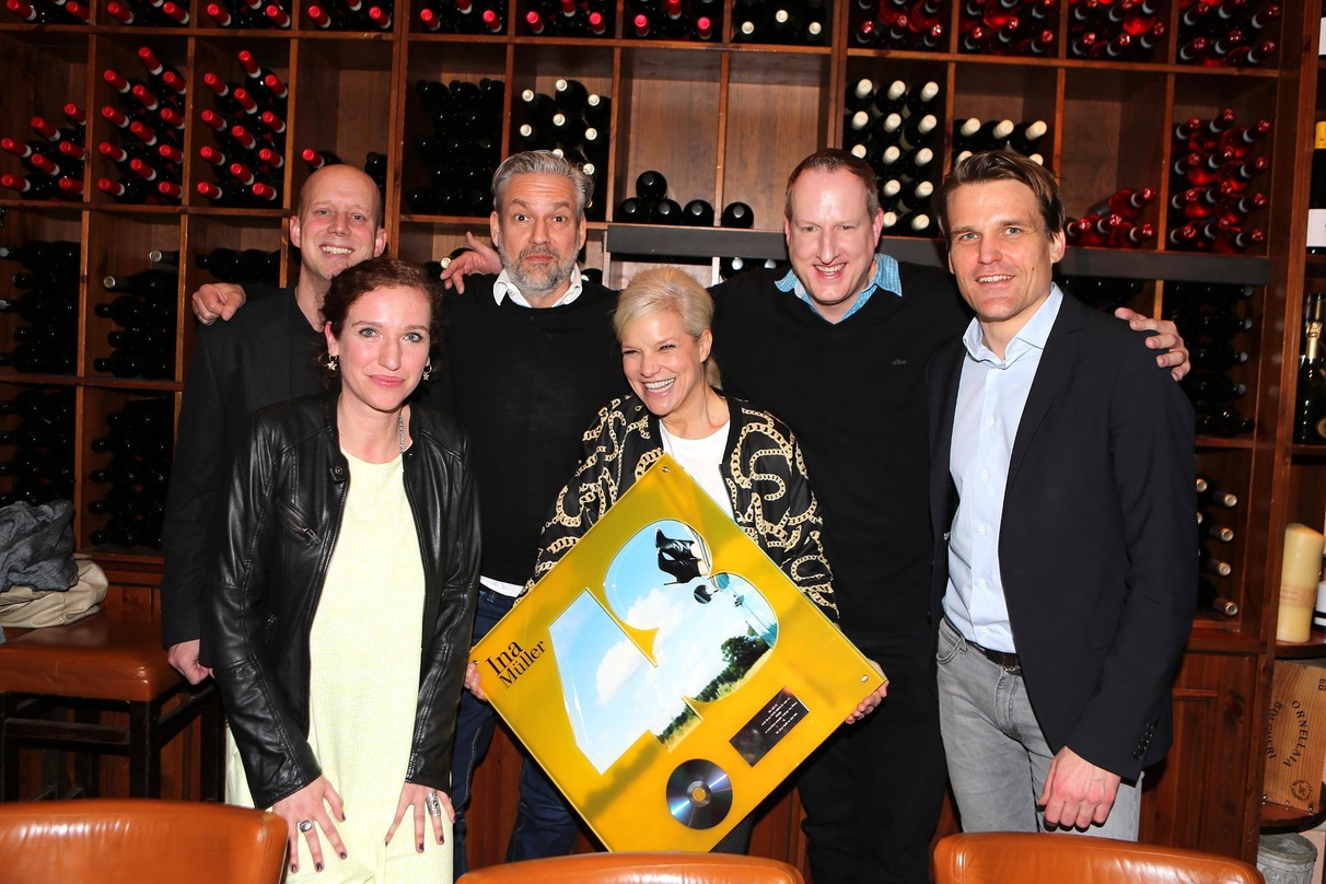 Feierten Platin (von links): Manfred Rolef, Adriana Schulz, Giacomo La Tragna, Ina Müller, Andreas Keul und Philip Ginthör