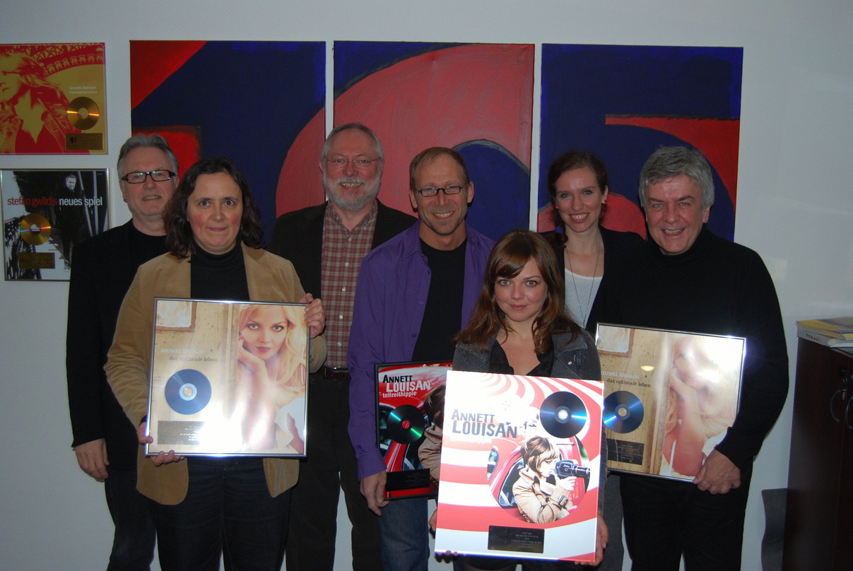 Bei der feierlichen Edelmetallübergabe (v.l.n.r.): Roman Rybnikar, Lubna Al-Aswad, Heinz Canibol, Frank Ramond, Annett Louisan, Adriana Schulz und Michael Böttcher