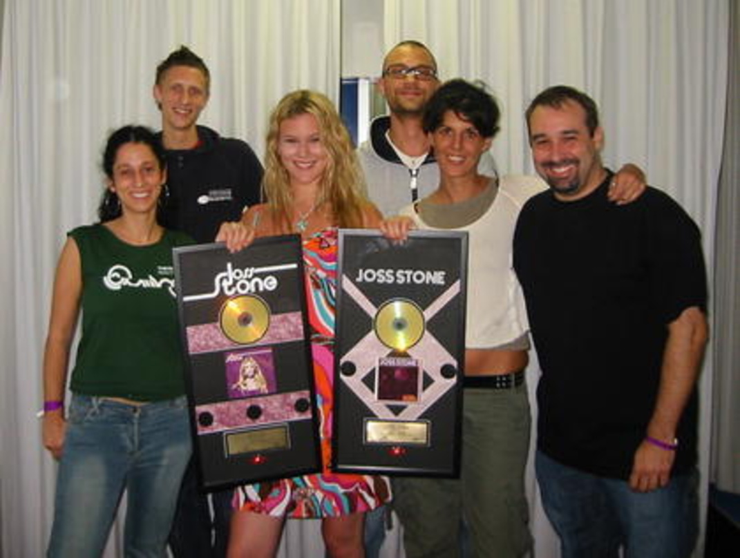 Feierten den Erfolg: Joss Stone und ihr Schweizer EMI-Team