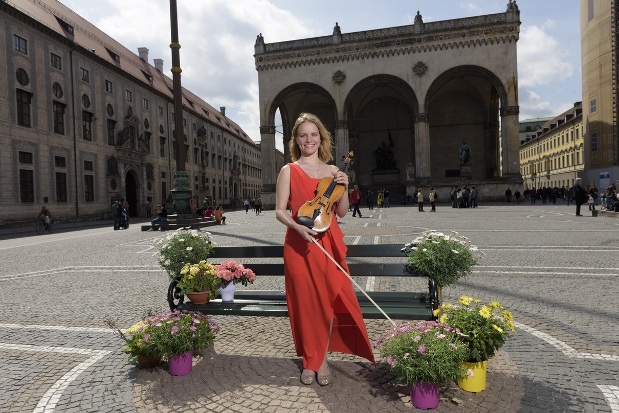 Konzertiert hier am 11. Juli: Julia Fischer auf dem Odeonsplatz