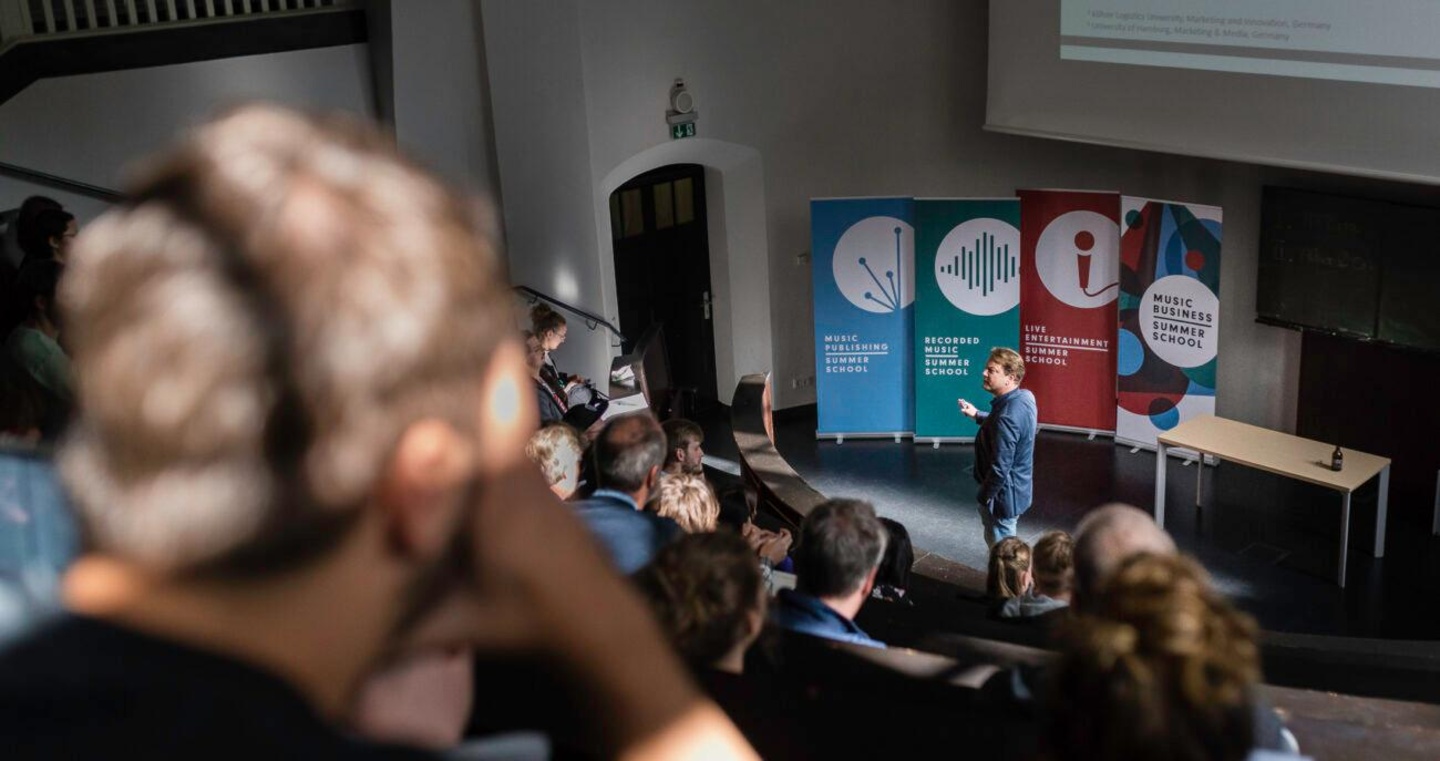 Hier findet die International Music Business Summer School statt: in der Hamburg Media School, hier bei der Music Business Summer School 2020