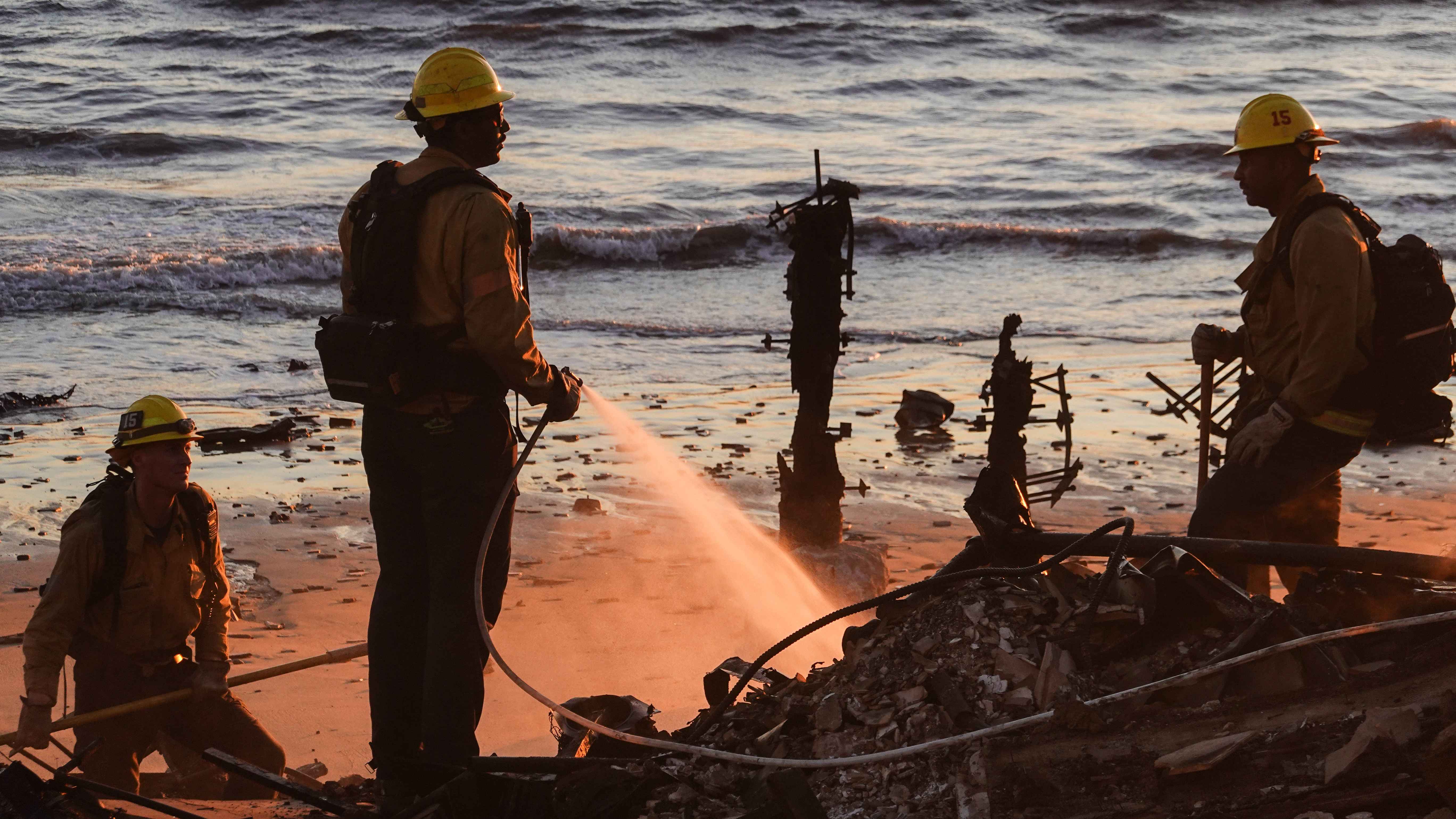 Der Kampf gegen die Flammen geht weiter: Noch immer zerstören und bedrohen die Waldbrände die Region rund um Los Angeles.