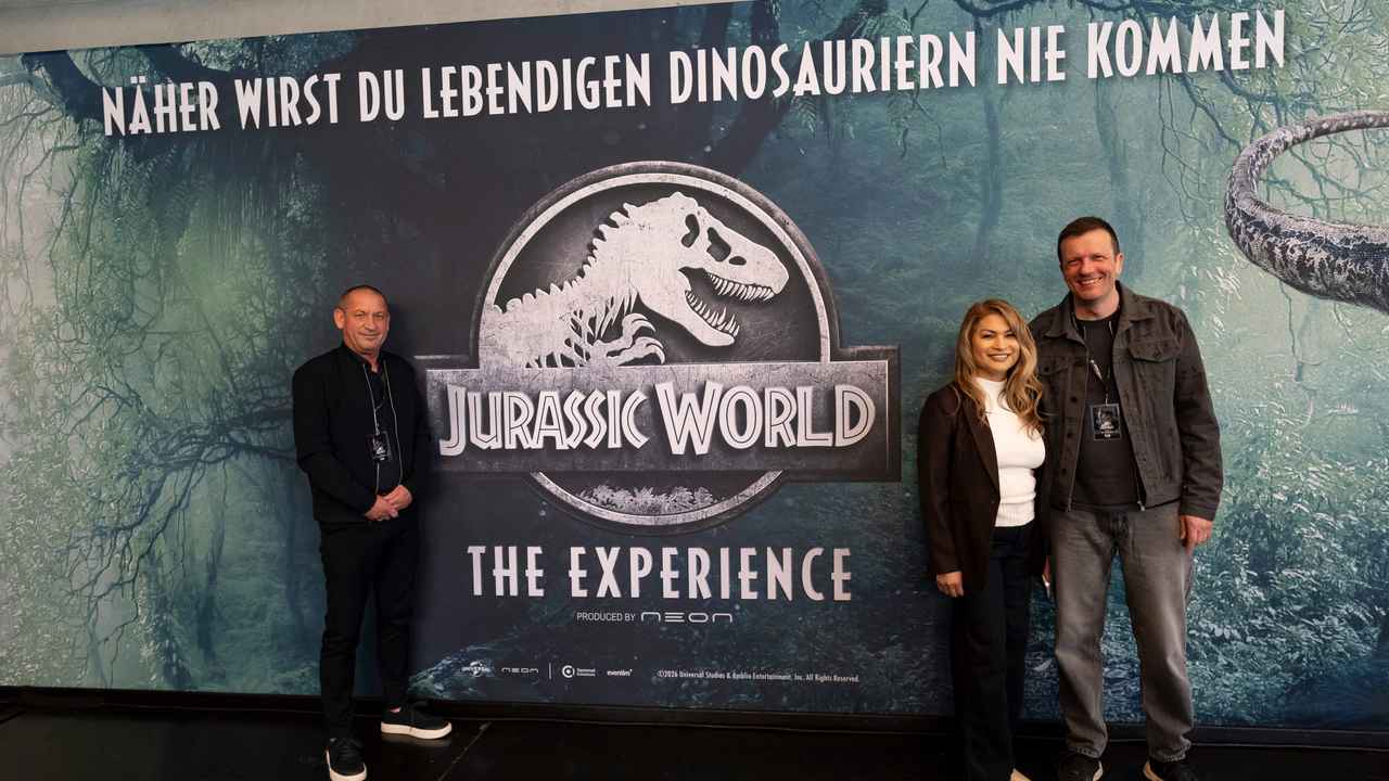 Eröffneten "Jurassic World: The Experience" in der Kleinen Olympiahalle in München (von links): Nils Hoch (Stellvertretender Geschäftsführer Olympiapark München), Amber Padilla (Neon Opera...
