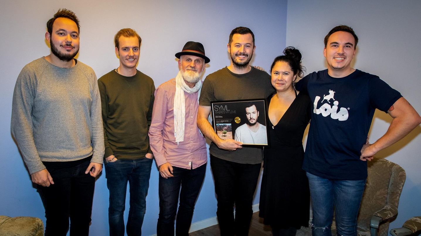 Bei der Award-Verleihung in den Niederlanden: Thomas Luyke (Head of Digital V2), Joris Regterschot (Radio Promotion V2), Martin Schuhmacher (General Manager Nettwerk EU), Brian Fennell (SY...