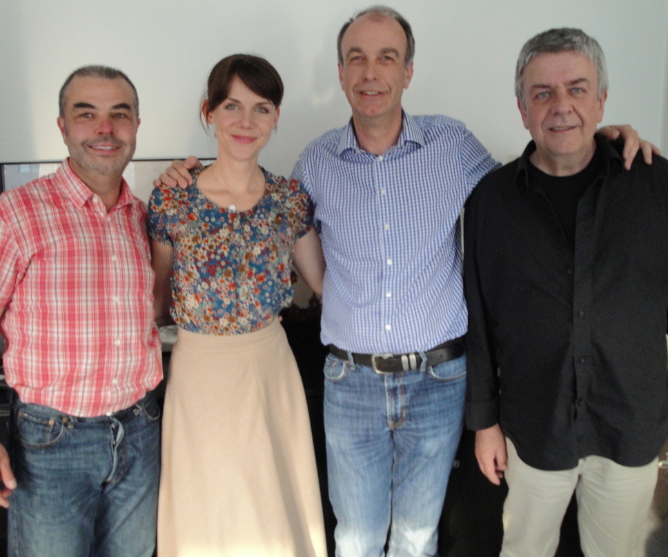 Besiegelten die Zusammenarbeit (v.l.n.r.): Rechtsanwalt Frank Brübach, Anna Depenbusch, Lars Ingwersen und Michael Böttcher (beide Peermusic)