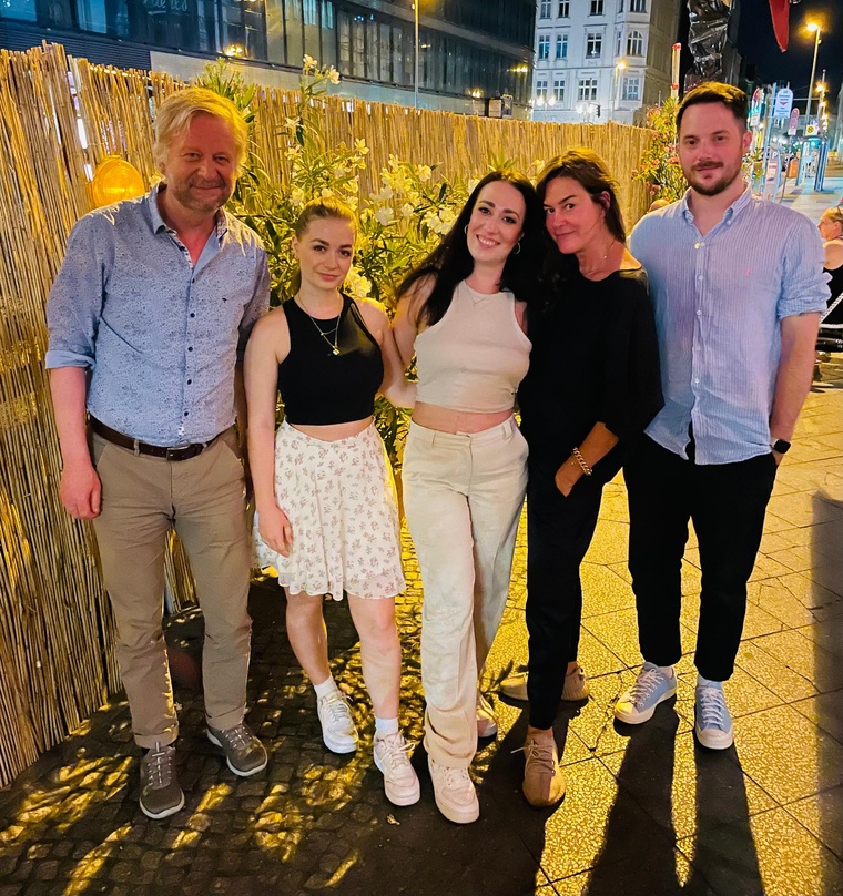 Bei der Verlängerung (von links): Lars Karlsson (Managing Director Warner Chappell Music Germany), Luisa Voth (Schwester von Karo Schrader), Karo Schrader, Natascha Augustin (Vice Presiden...