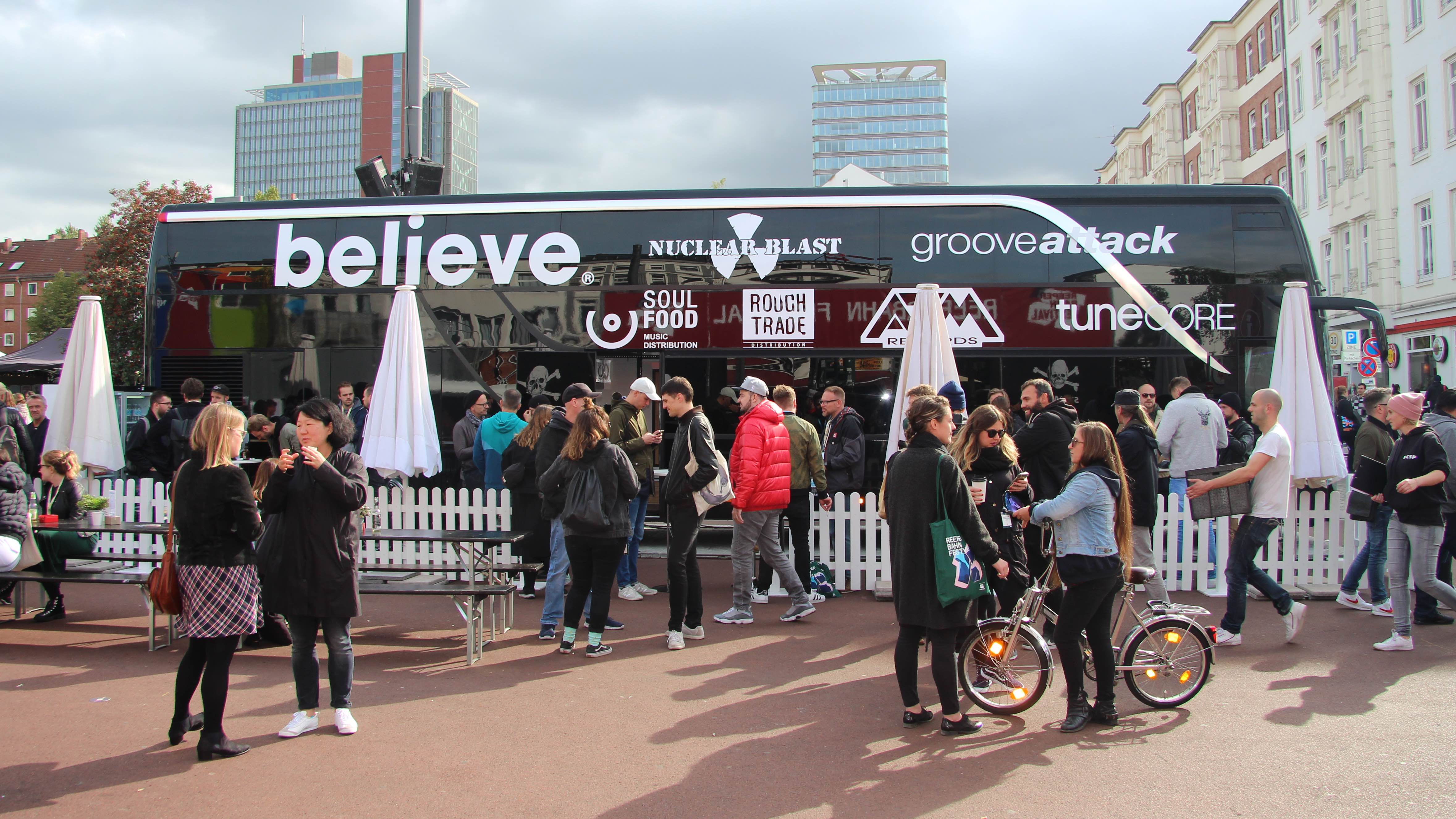 Fahrplanwechsel: bei Believe, hier der Bus des Unternehmens als Anlaufstelle auf dem reepberhan Festival im Jahr 2019, steht im physischen Geschäft der Übergang der Sales- und Logistik-Akt...