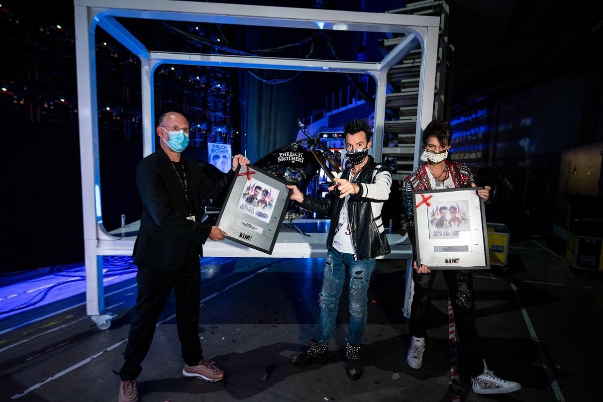 Bei der Verleihung eines "Welcome Back"-Awards: Michael Brill (links) mit den Ehrlich Brothers