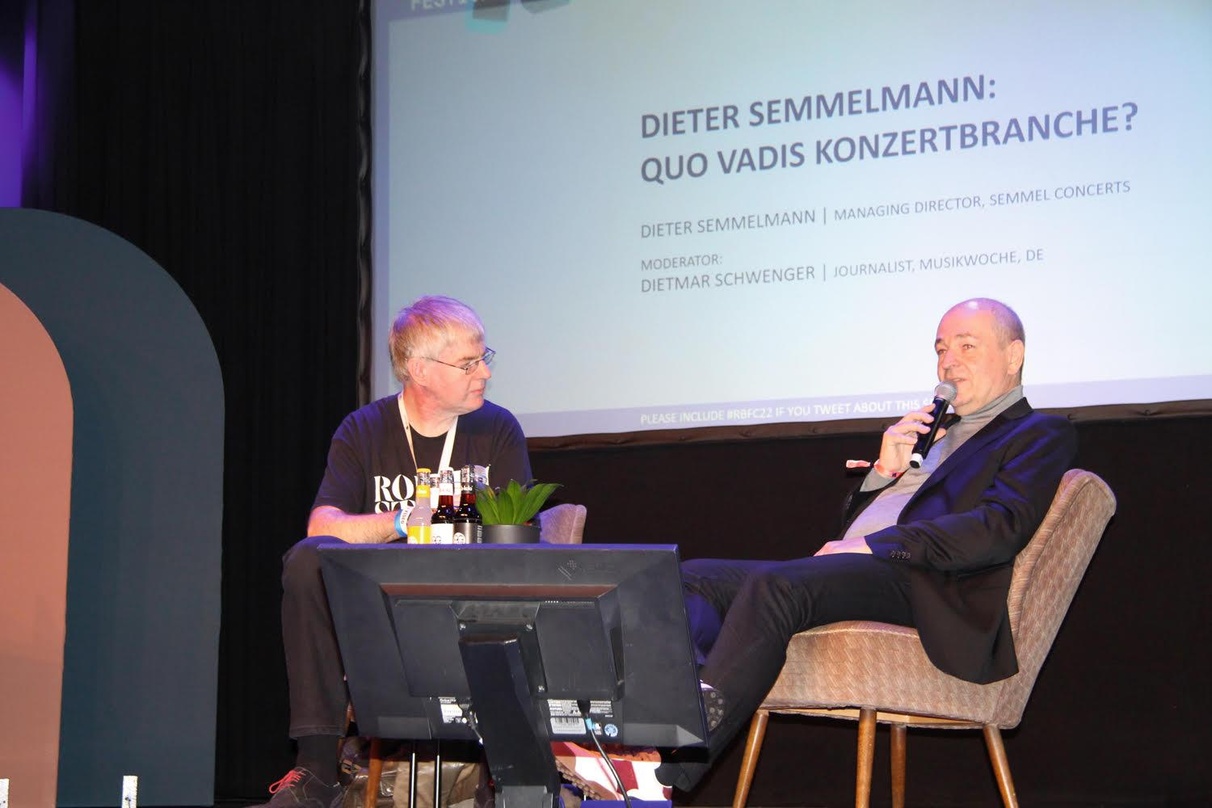 e683bd182f2addaf017595824316ce4d0fc4d040b4dd3c28963750fb993c4233 Sprachen beim Reeperbahn Festival über die Perspektiven für eine krisengeschüttelte Livebranche: Moderator Dietmar Schwenger (links, MusikWoche) und Dieter Semelmann (Geschäftsführer Semme...