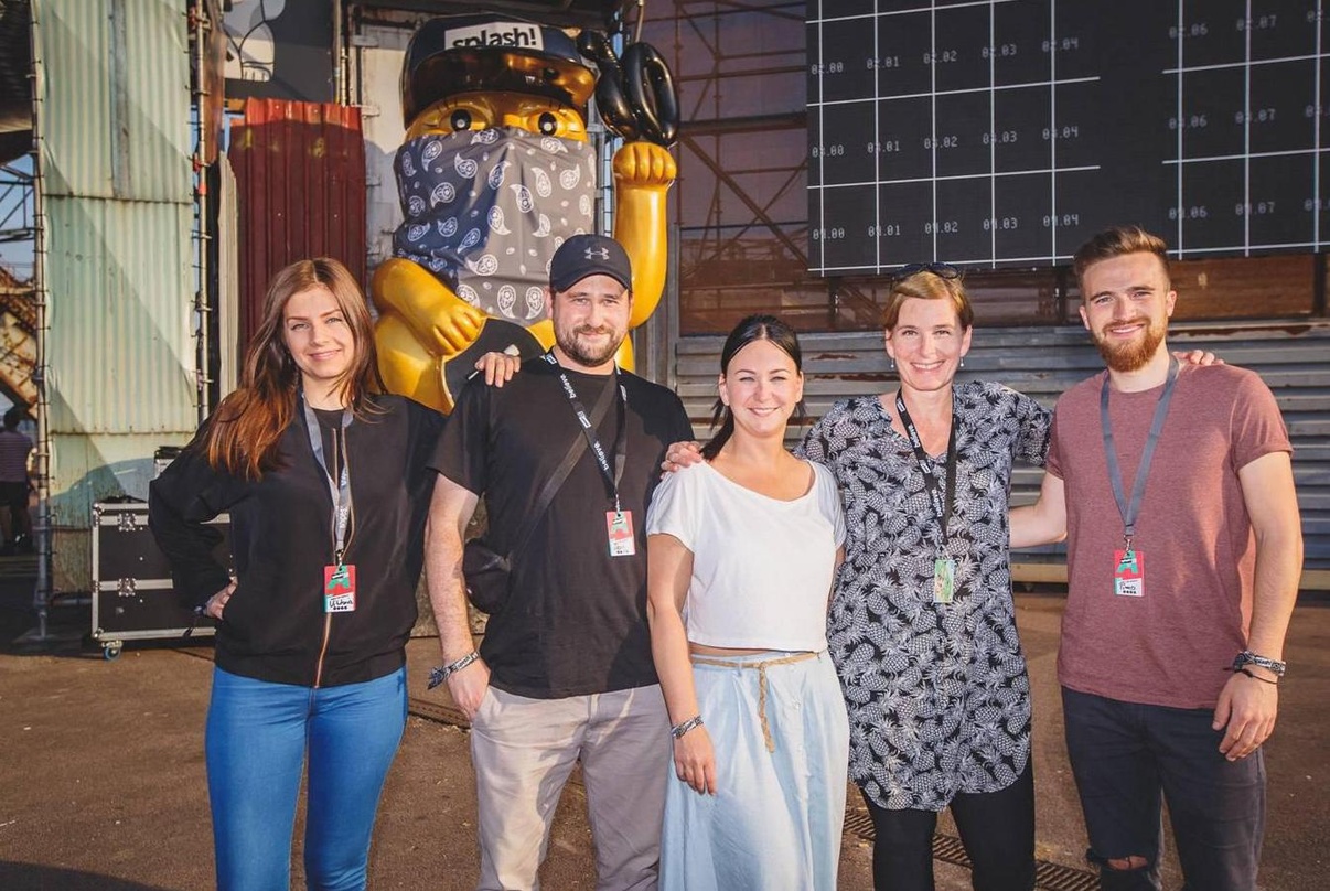 Versammelten sich vor vermummter Winkekatze (von links): Viktoria Weber (Marketing Manager Believe GSA), Marc Leopoldseder (A&R Believe GSA), Ilka Plewnia (Head of Sponsoring & Brand Coope...