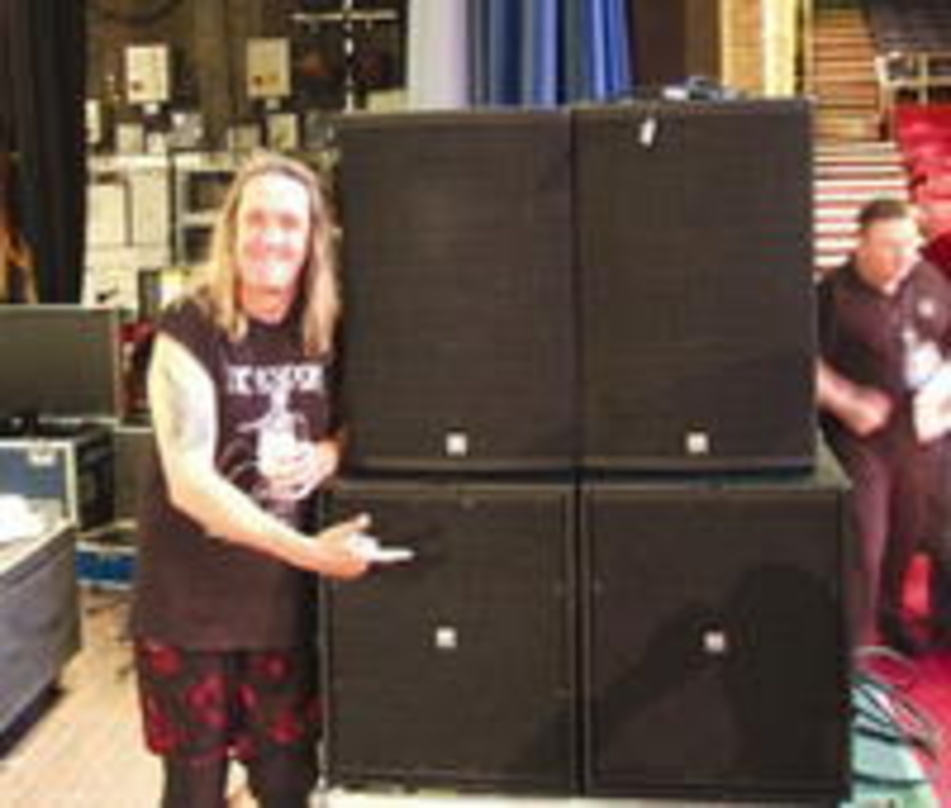 Partner auf der Bühne: Nicko McBrain und Lautsprecher von HK Audio