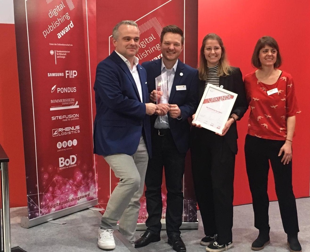 Bei der Premiere der digital publishing awards in Leipzig für das Projekt We Audiobook You mit einem Preis in der B2B-Sparte bedacht: das Bookwire-Team mit (von links) Managing Director Jo...