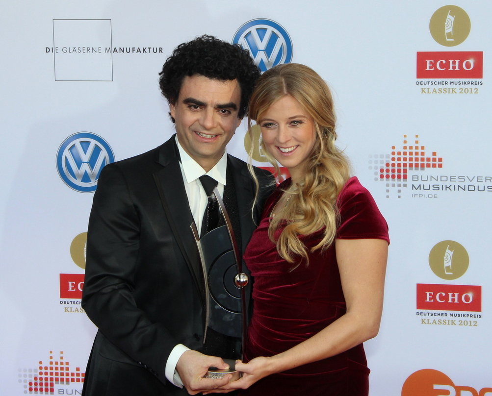 Hat den Echo Klassik 2012 "gewuppt": Das neue Moderatorenpaar Rolando Villazón und Nina Eichinger