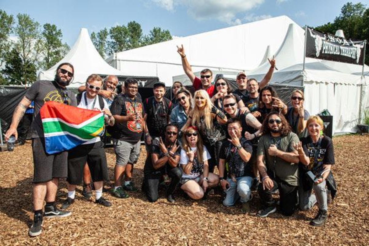 Treffen mit Doro Pesch: Teilnehmer der Themenreise "Heavy Metal in Germany" auf dem Wacken Festival