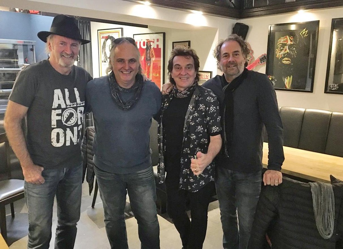 Trafen sich im Kölner Rock Pit (von links): Pete Lincoln, Markus Müller (m2 mediaconsulting), Peter Howarth und Mick Wilson