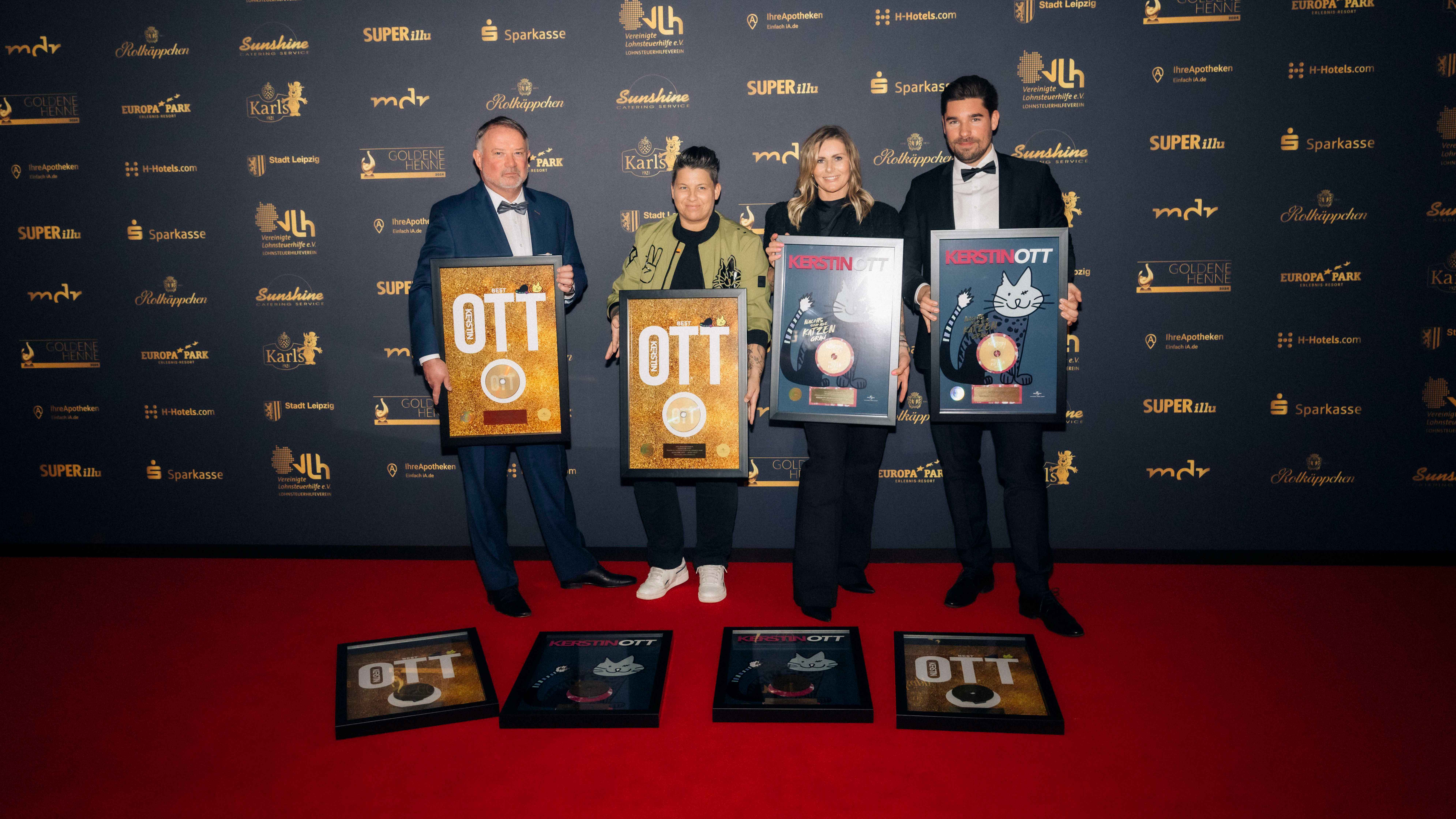 Posieren mit dem Gold (von links): Holger Storm (Management), Kerstin Ott, Karolina Ott (Ehefrau/Management) und Robin Bieling (Senior Manager PR/TV).