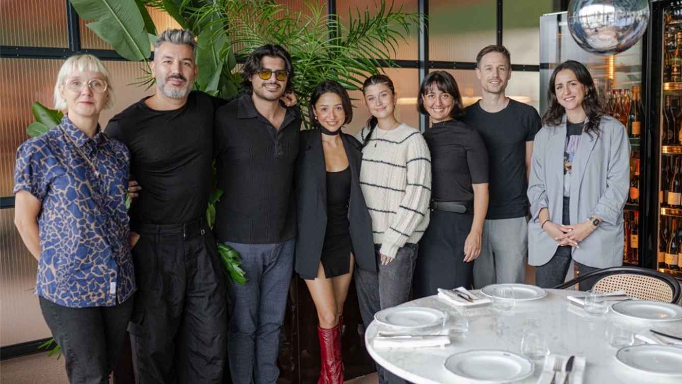Trafen sich zur Vertragsunterschrift in Berlin (von links): Katharina Lewis (General Manager Marketing Polydor x Island x Ventura & Marketing Dance Electronic Central Europe), Tolga Akis (...