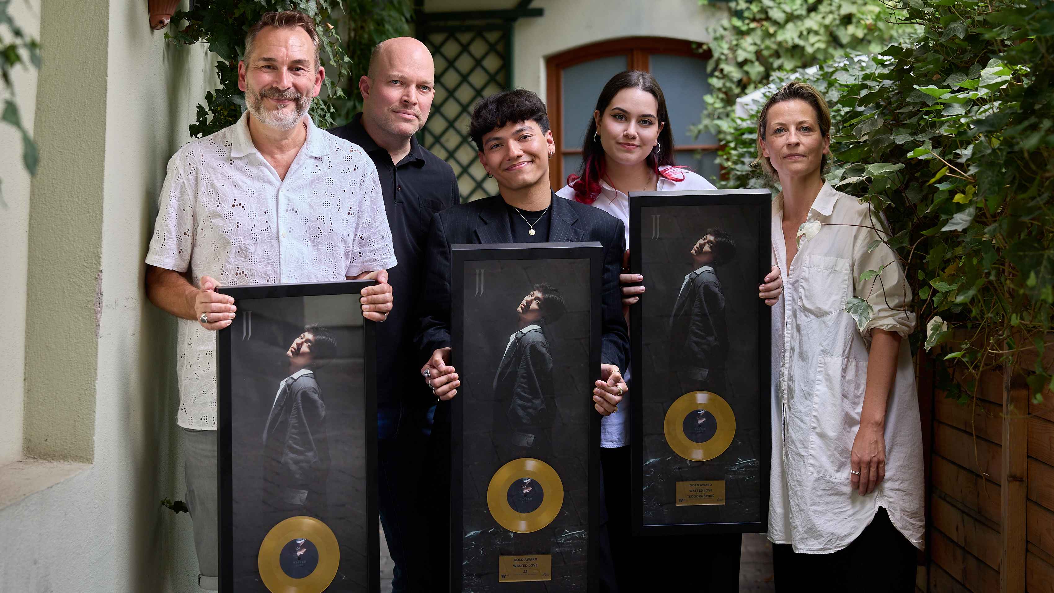 Bei der Verleihung (von links): Pele Loriano (Geschäftsführer Manifester Music), Franz Pleterski (General Manager Warner Music Austria), JJ, Teya und Anna Mendt (Senior Marketing Manager W...