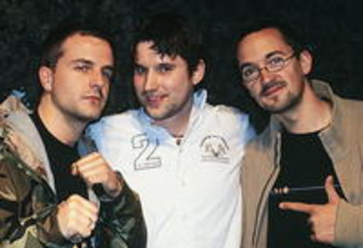 Zeigten Präsenz auf dem Meeting: Peter Aleksander (M.) mit Jean-Christoph "Schowi" Ritter (l.)und Johannes "Strachi" Strachwitz von den Massiven Tönen