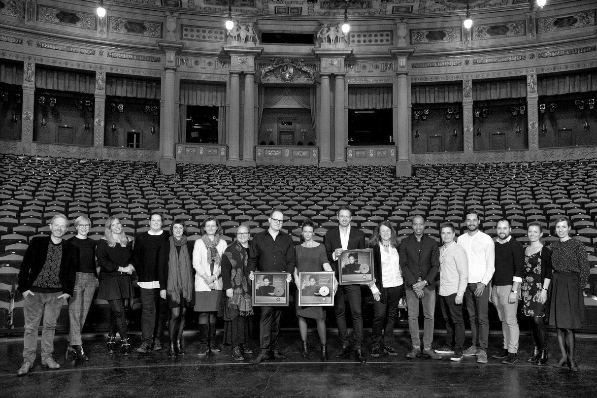 Gratulationscour: Dieter Ilg (8. von links), Till Brönner (10. von links) und Partner im Prinzregententheater