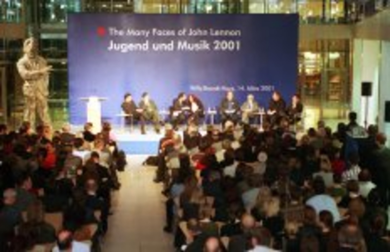 Prominente Runde: Die Podiumsdiskussion "Jugend und Musik 2001"