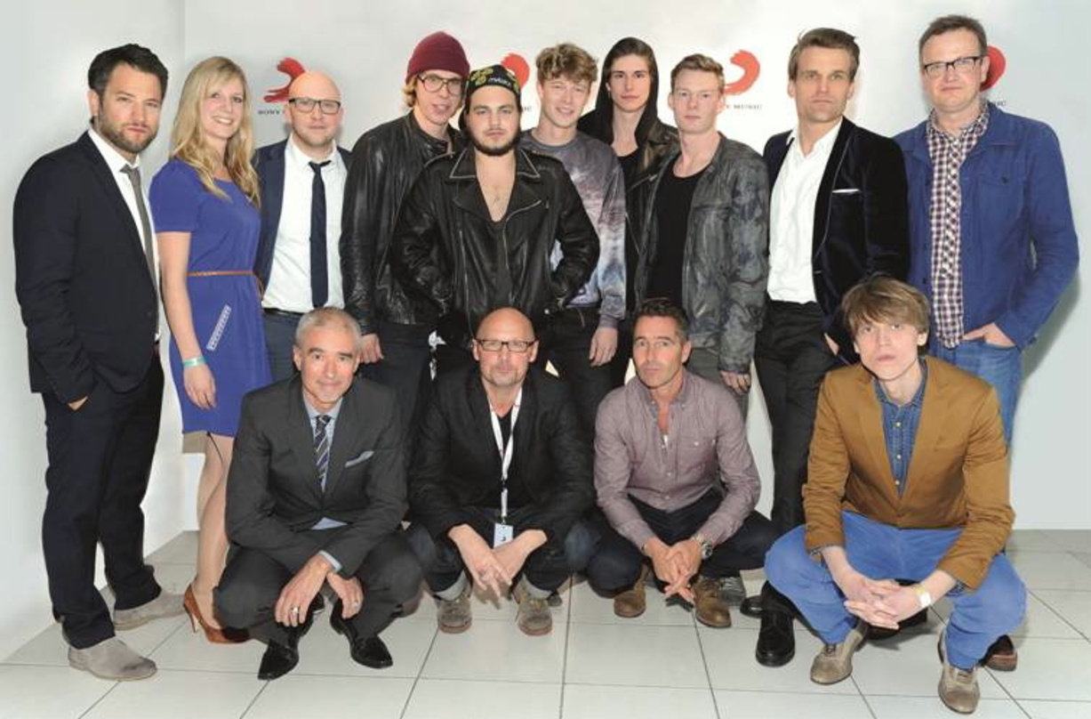 Bei der Vertragsunterzeichnung (hinten, von links): Patrick von Strenge (Director Marketing Columbia/Epic), Alexandra Plachta (Legal & Business Affairs Sony Music), Bastian Ständer (Senior...