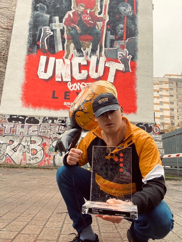 Siegt zweifach: Bonez MC, hier mit seinem Nummer 1 Award für die Single "Angeklagt"