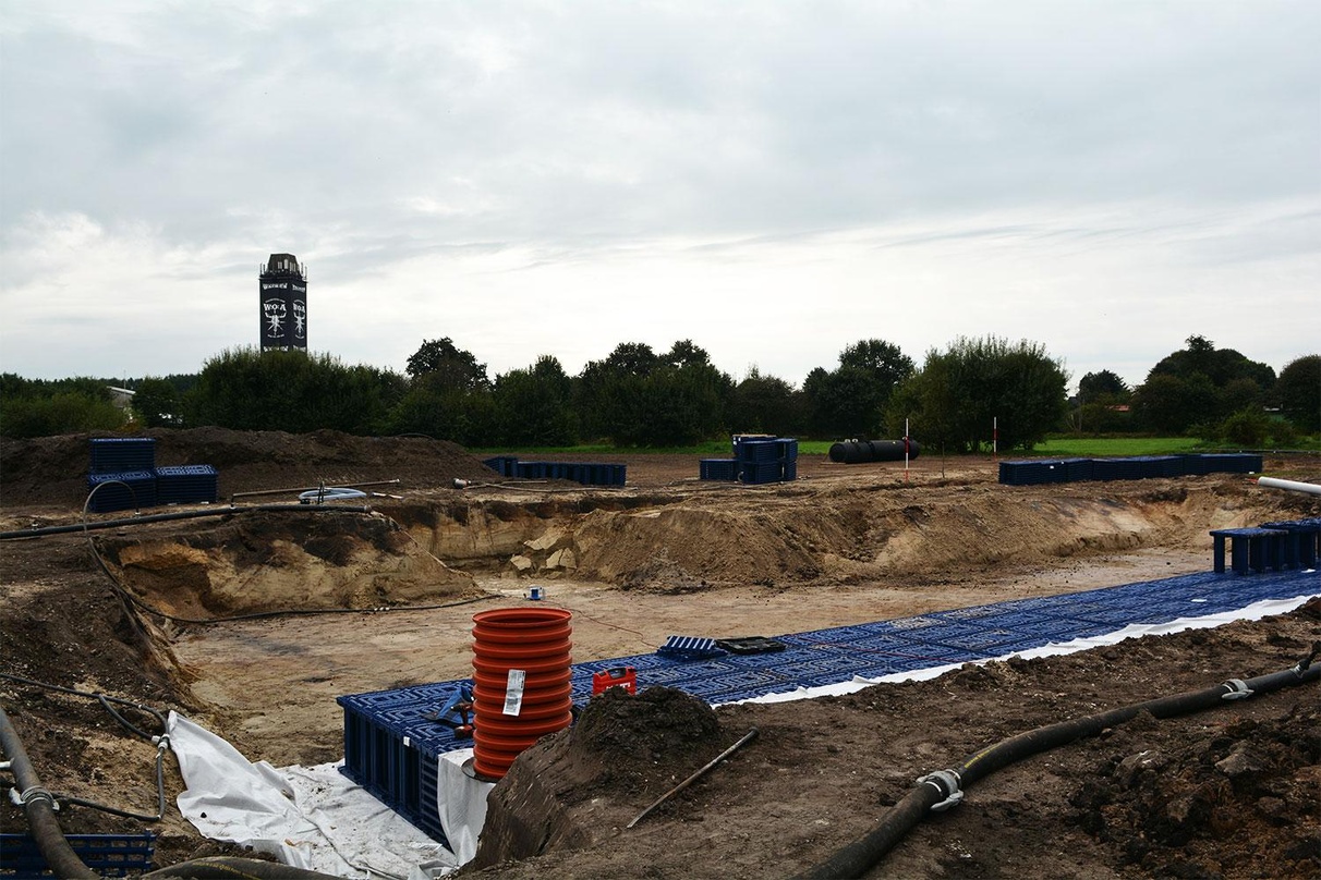 Soll das Gelände künftig trockener machen: ein unterirdisches Drainage-System