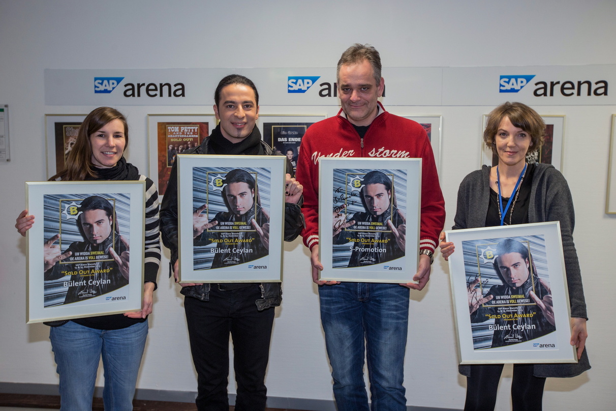 Bei der Verleihung des Sold Out Awards (von links): Hanni Dörr (Event Management SAP Arena), Bülent Ceylan, Holger Schwab (S-Promotion) und Melanie Gremm (Event Management SAP Arena)