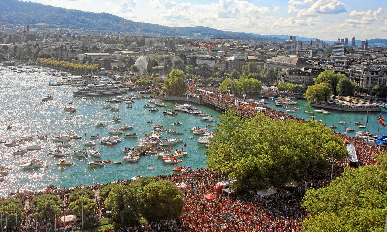 Lockte zum 20-jährigen Jubiläum 900.000 Raver an: die Street Parade in Zürich^^Verein
Street Parade Zürich^^