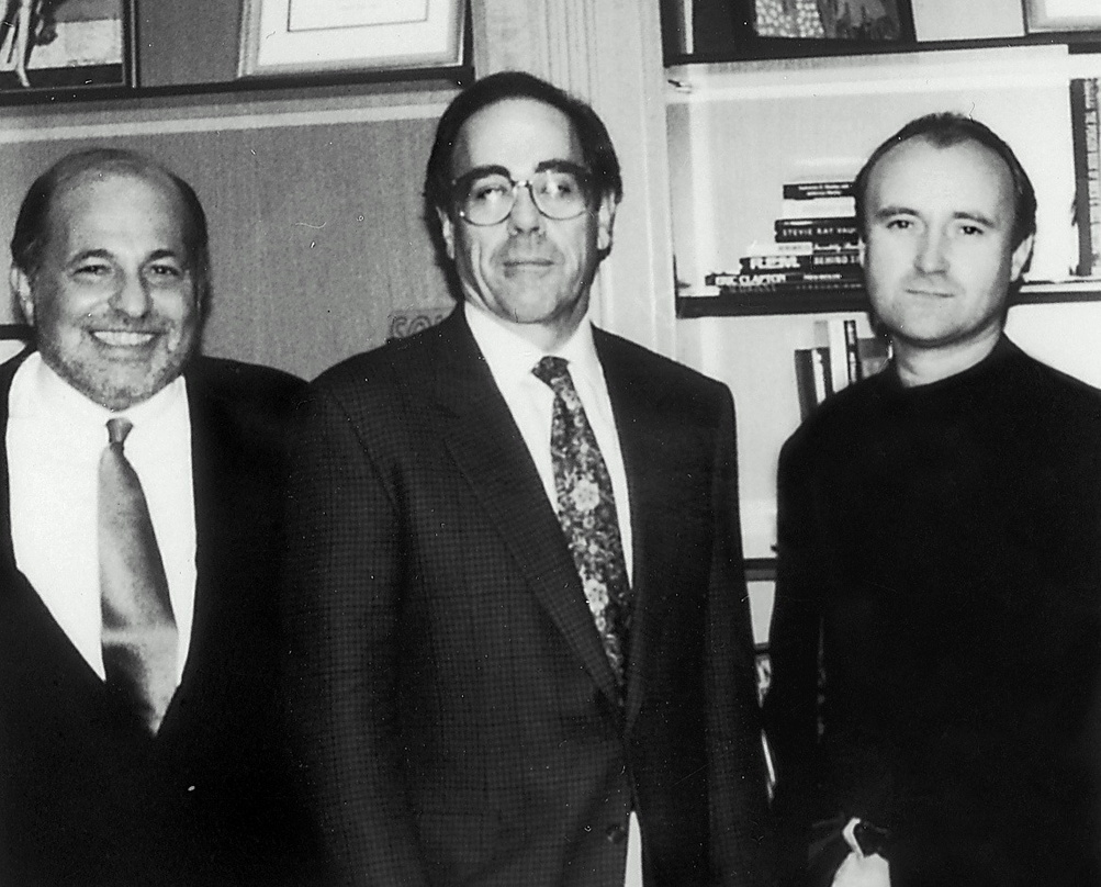 Ein Bild aus den Atlantic-Tagen: Doug Morris (l.) mit Warner-Chairman Ramon Lopez (M.) und Phil Collins